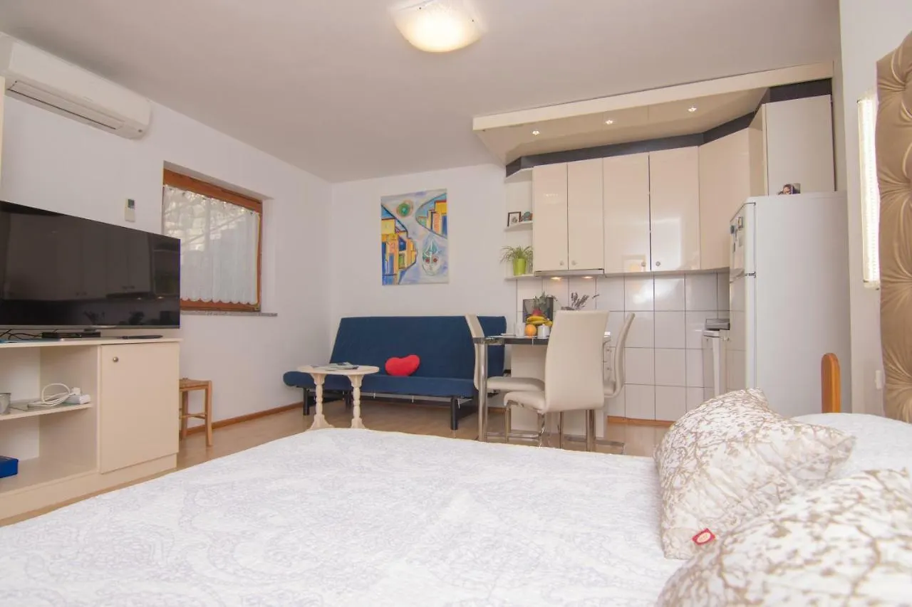 Apartmani Villa Kalinic Njivice 0*,