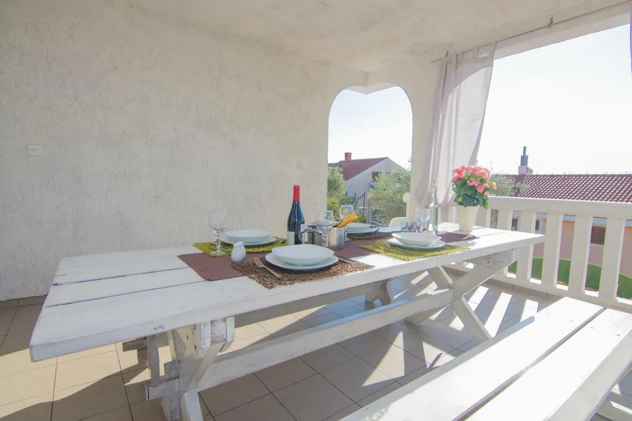 Apartmani Villa Kalinic Njivice Alloggio in famiglia