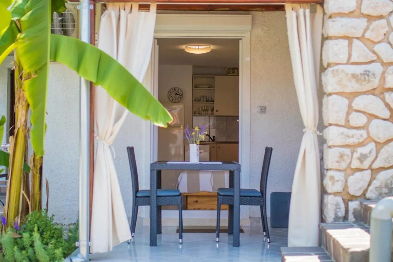 Apartmani Villa Kalinic Njivice Privatunterkunft