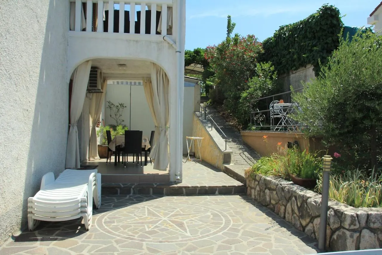 Apartmani Villa Kalinic Njivice Privatunterkunft
