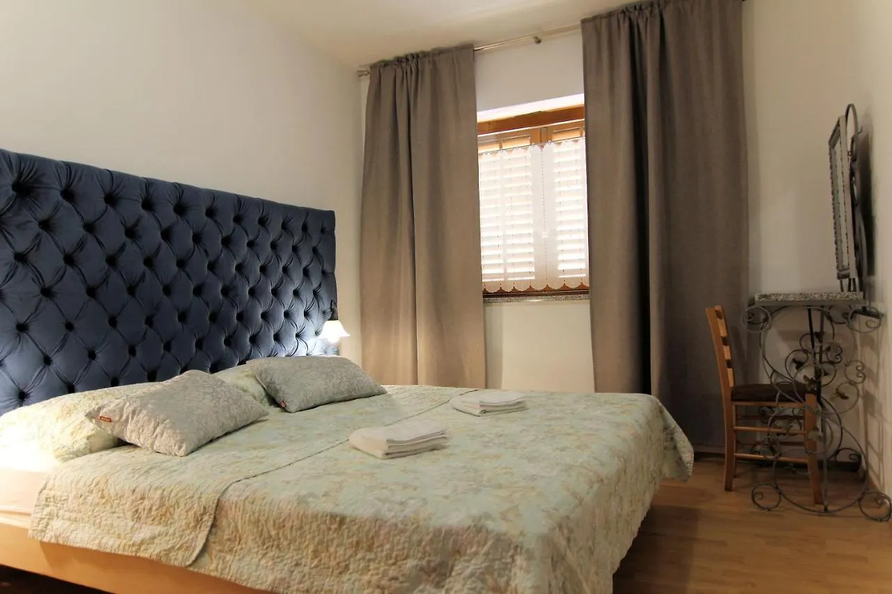 Privatunterkunft Apartmani Villa Kalinic Njivice